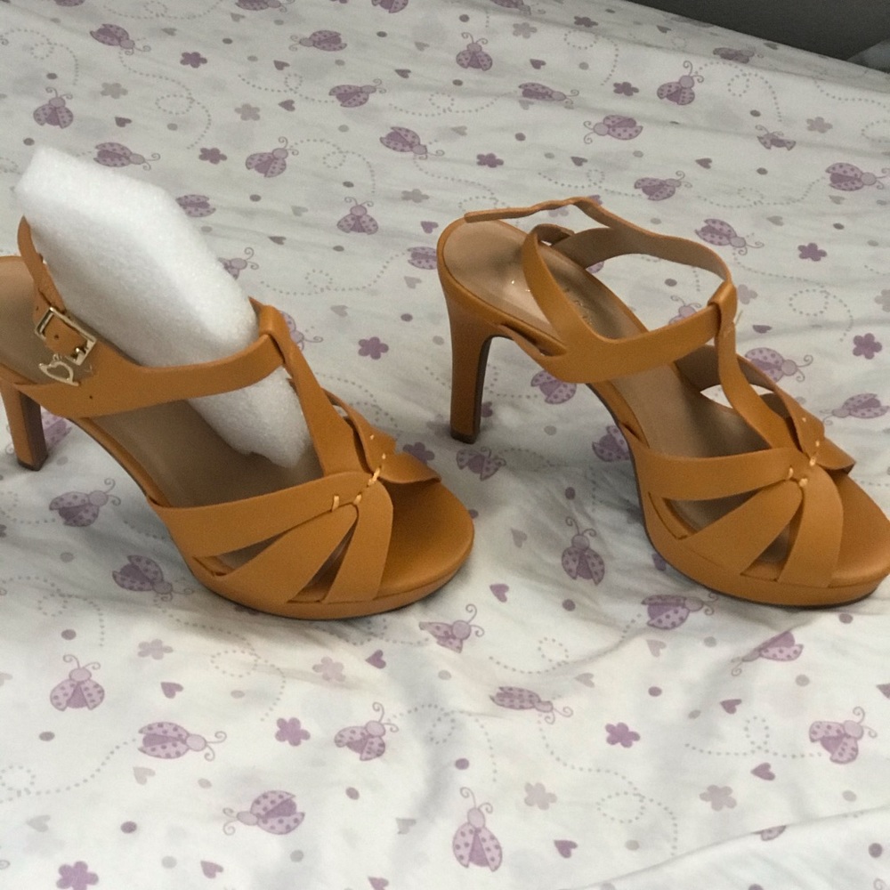 Mustard high heels - Picture 2 of 2